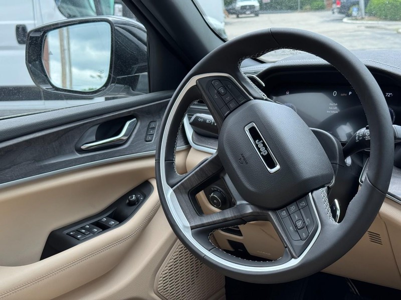 Jeep Grand Cherokee Vehicle Image 19