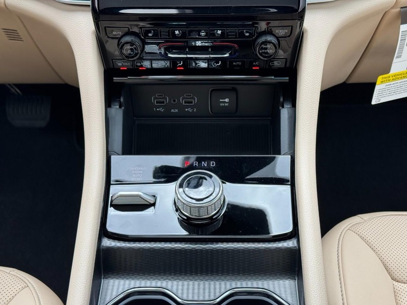 Jeep Grand Cherokee Vehicle Image 21