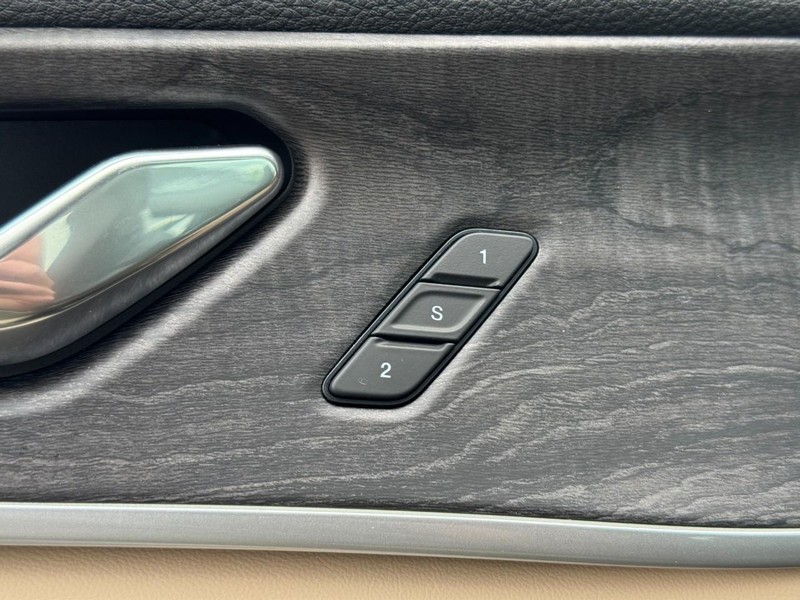 Jeep Grand Cherokee Vehicle Image 23
