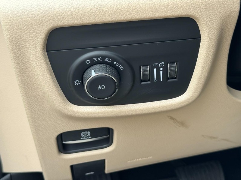 Jeep Grand Cherokee Vehicle Image 24