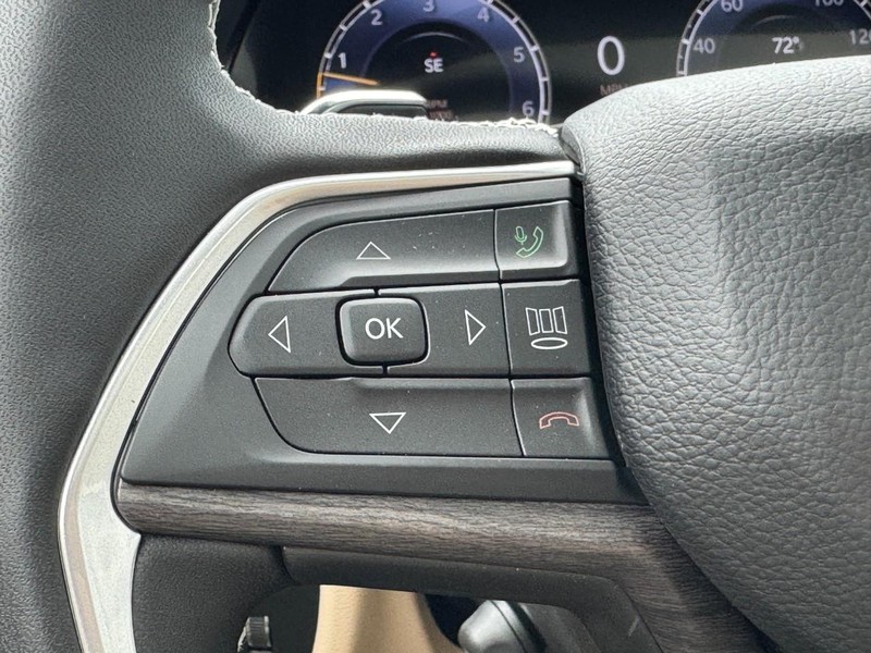 Jeep Grand Cherokee Vehicle Image 25