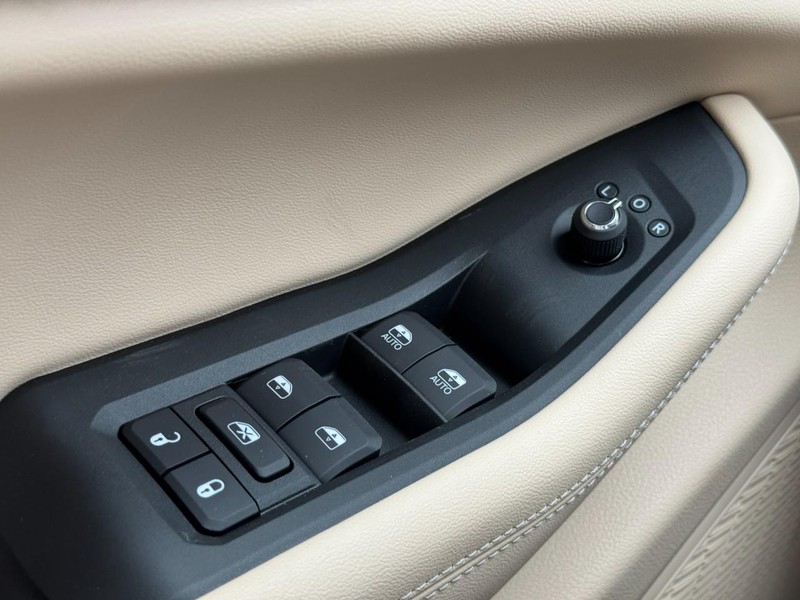 Jeep Grand Cherokee Vehicle Image 32