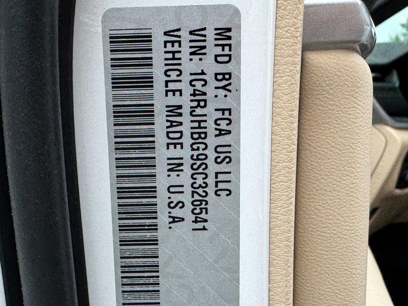 Jeep Grand Cherokee Vehicle Image 34