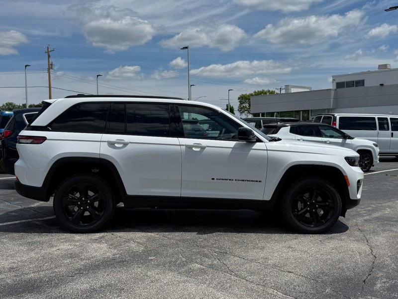 Jeep Grand Cherokee Vehicle Image 02