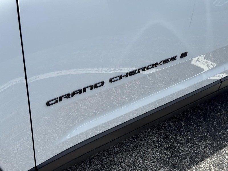 Jeep Grand Cherokee Vehicle Image 11