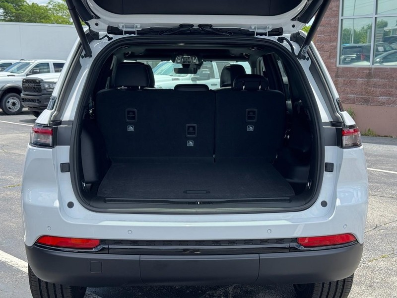 Jeep Grand Cherokee Vehicle Image 13