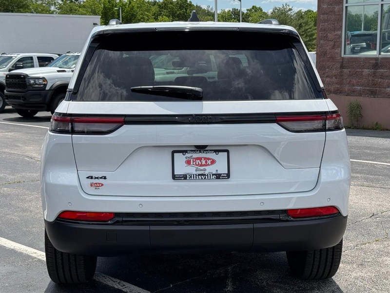 Jeep Grand Cherokee Vehicle Image 15