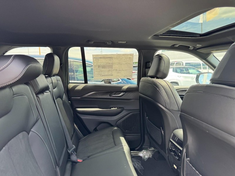 Jeep Grand Cherokee Vehicle Image 16