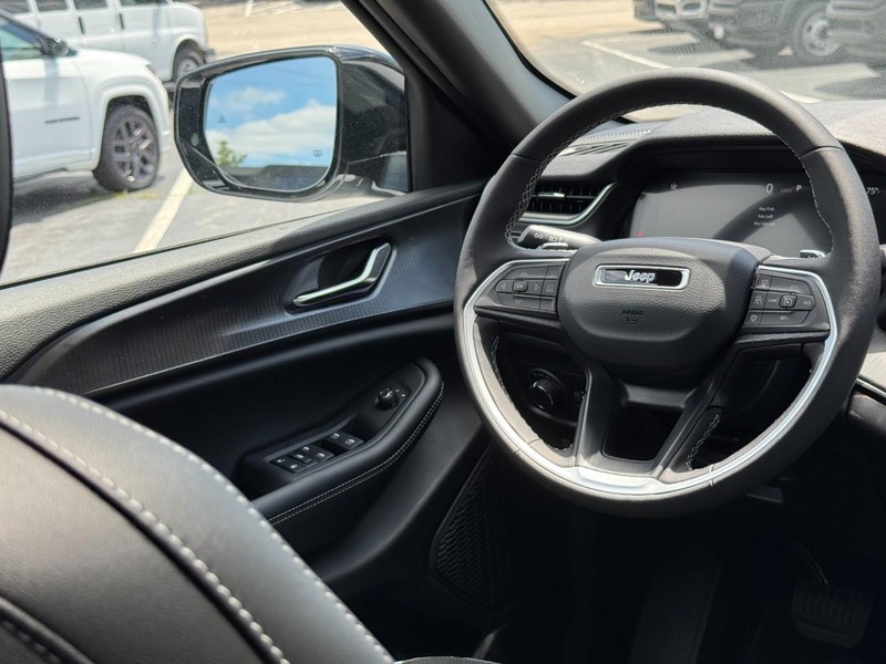 Jeep Grand Cherokee Vehicle Image 18