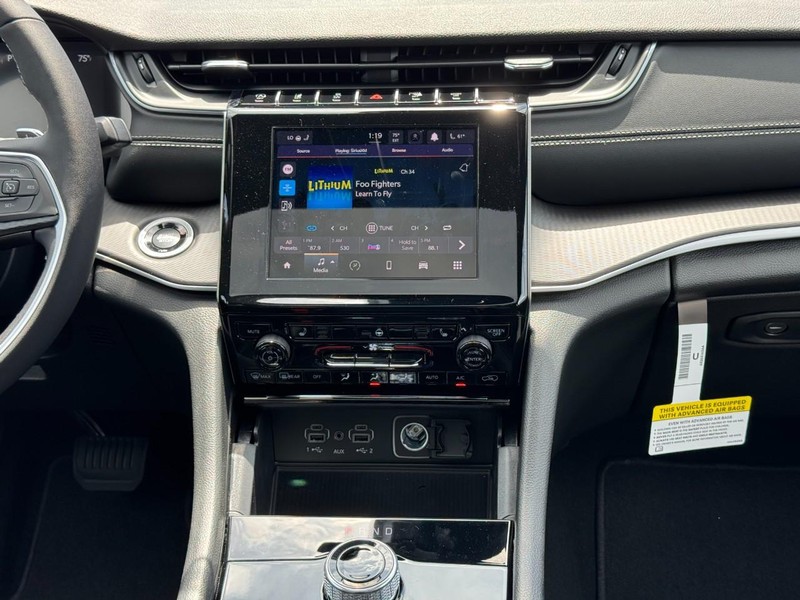 Jeep Grand Cherokee Vehicle Image 19