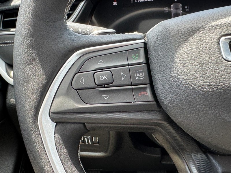 Jeep Grand Cherokee Vehicle Image 23