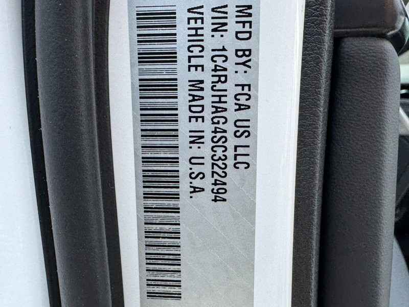 Jeep Grand Cherokee Vehicle Image 31