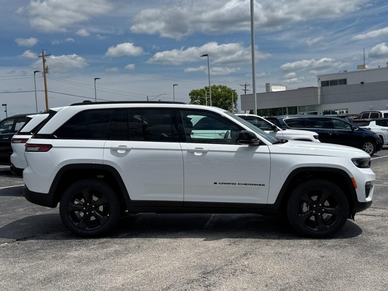 Jeep Grand Cherokee Vehicle Image 02