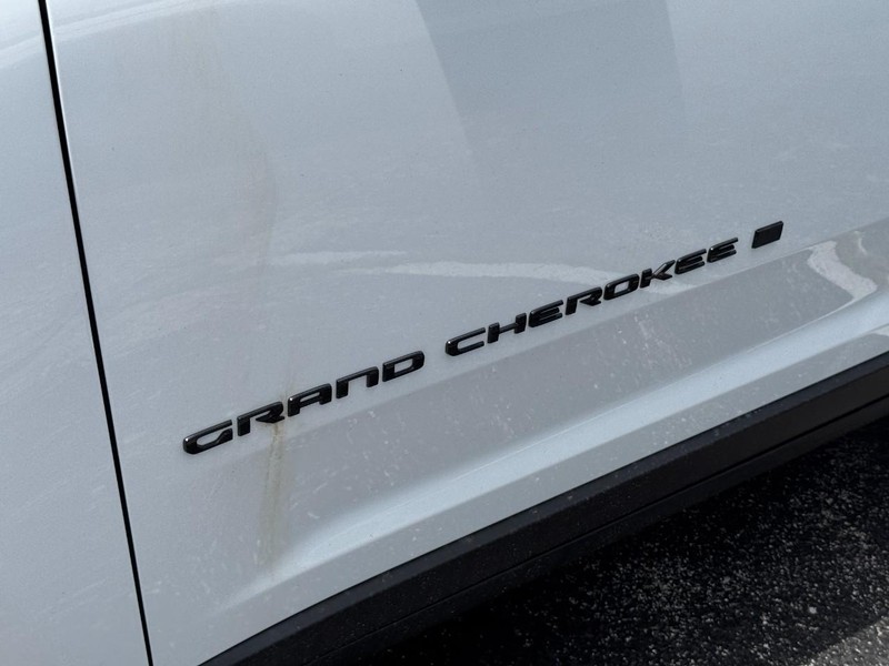 Jeep Grand Cherokee Vehicle Image 11