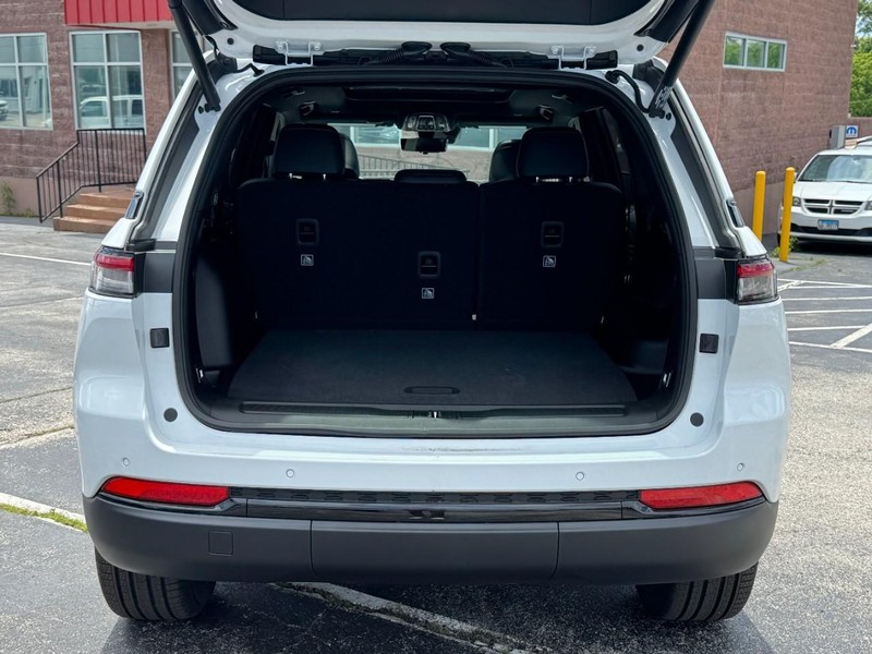Jeep Grand Cherokee Vehicle Image 14