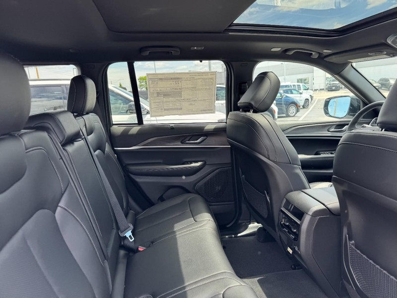 Jeep Grand Cherokee Vehicle Image 16