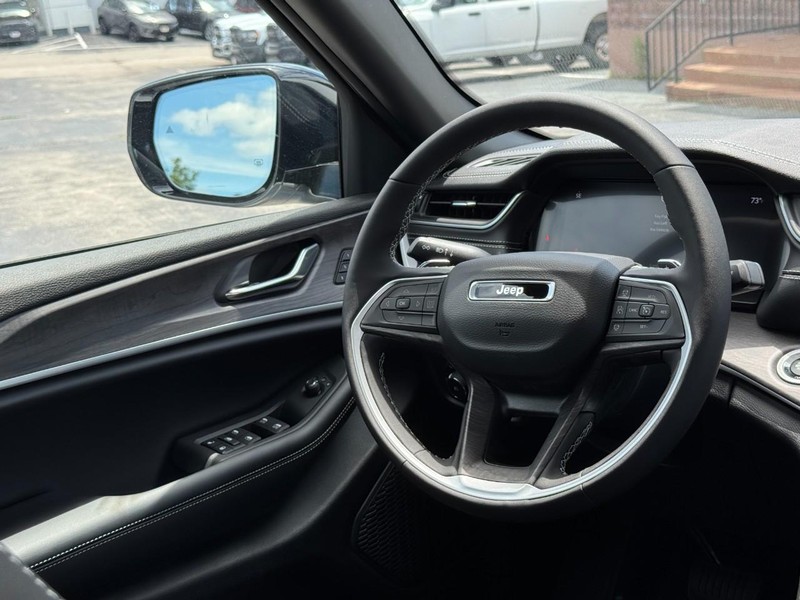 Jeep Grand Cherokee Vehicle Image 18