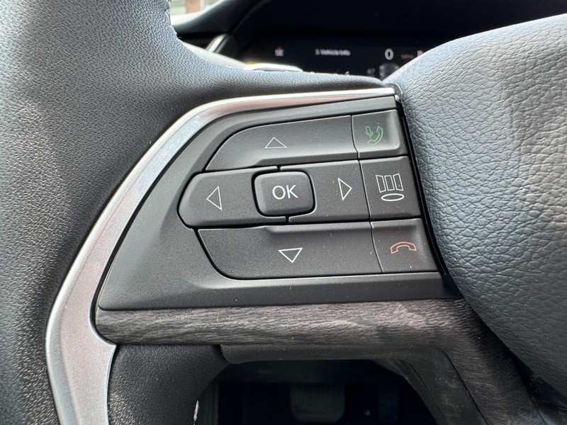 Jeep Grand Cherokee Vehicle Image 23