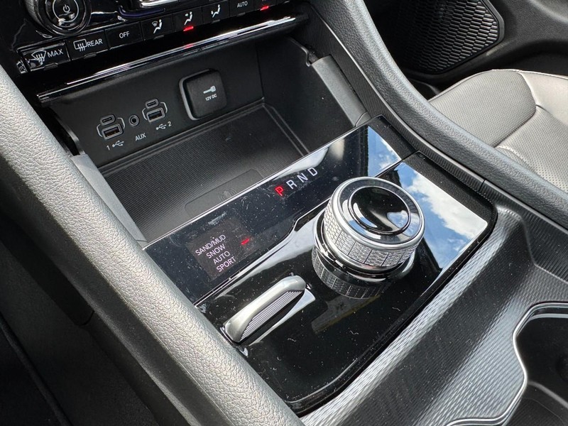 Jeep Grand Cherokee Vehicle Image 25