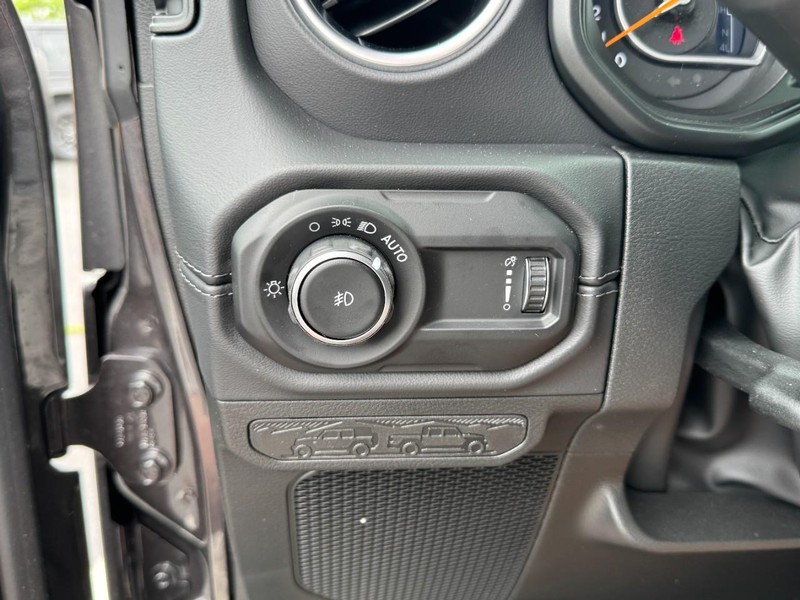 Jeep Wrangler Vehicle Image 24