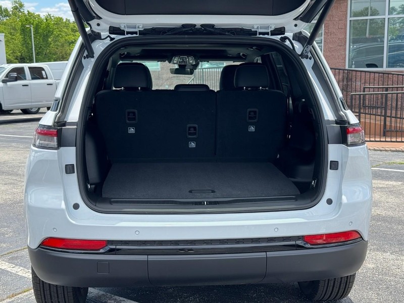 Jeep Grand Cherokee Vehicle Image 12