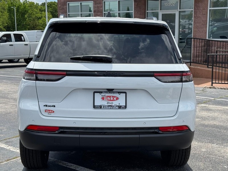 Jeep Grand Cherokee Vehicle Image 14