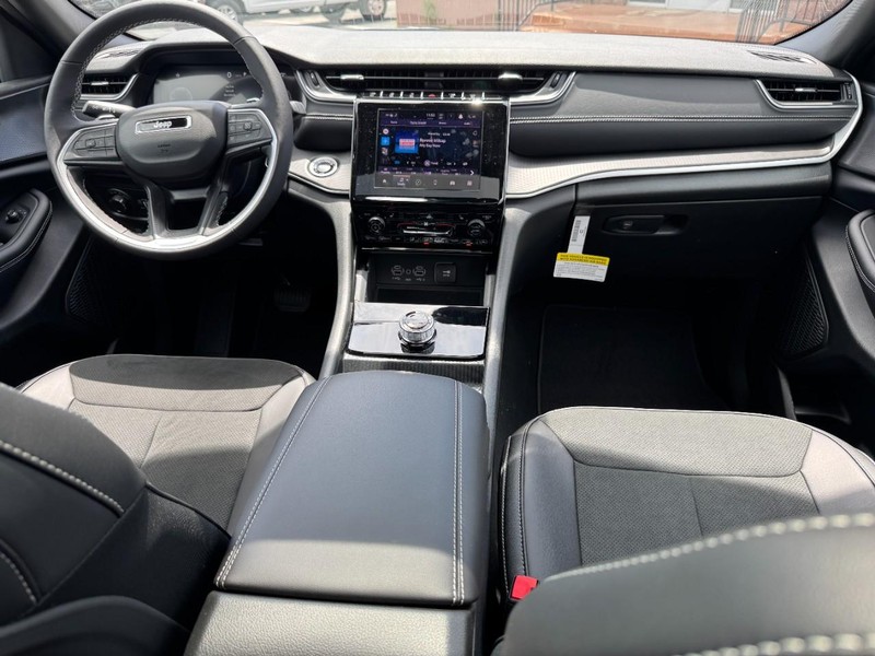 Jeep Grand Cherokee Vehicle Image 16
