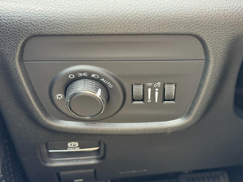 Jeep Grand Cherokee Vehicle Image 21