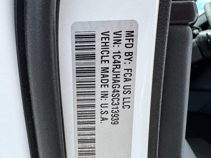 Jeep Grand Cherokee Vehicle Image 29