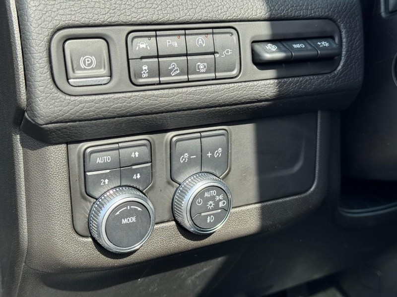 GMC Yukon Vehicle Image 21