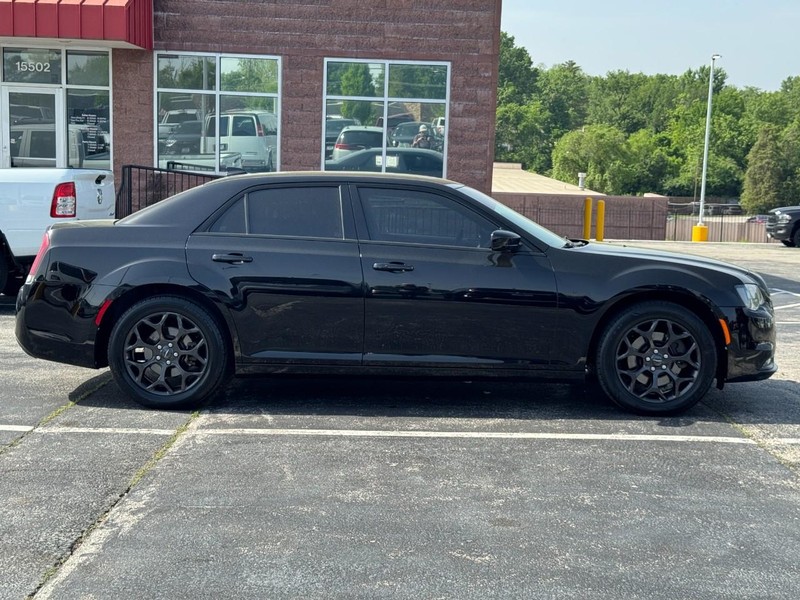Chrysler 300 Vehicle Image 02