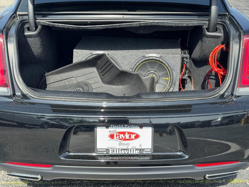 Chrysler 300 Vehicle Image 04