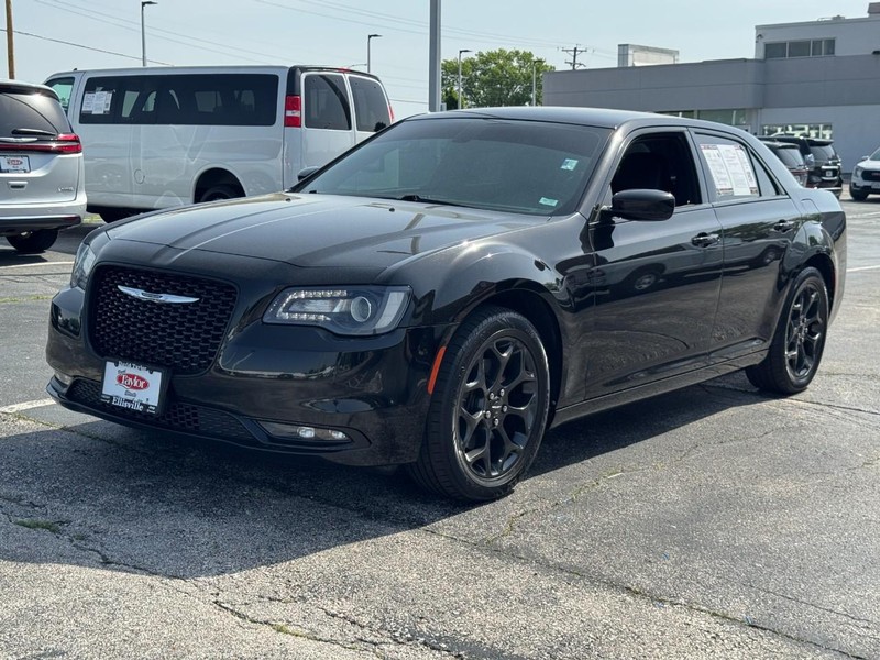 Chrysler 300 Vehicle Image 11