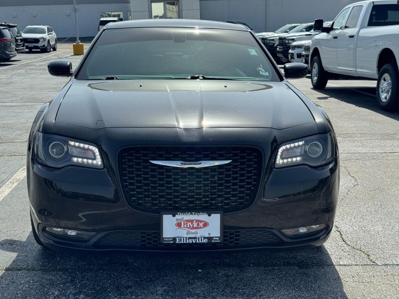 Chrysler 300 Vehicle Image 12