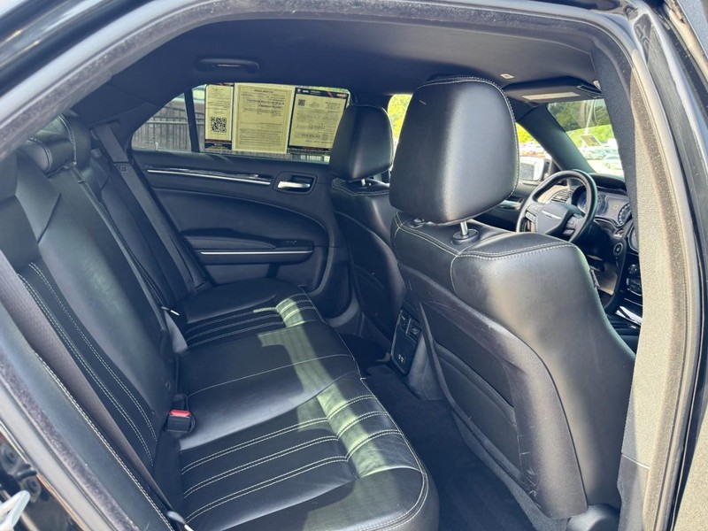 Chrysler 300 Vehicle Image 13