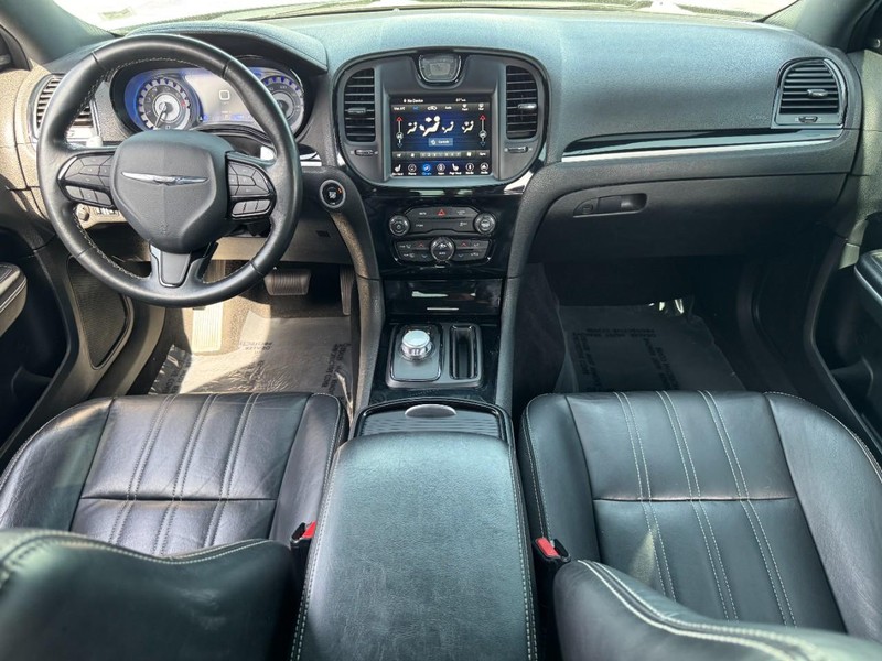 Chrysler 300 Vehicle Image 14