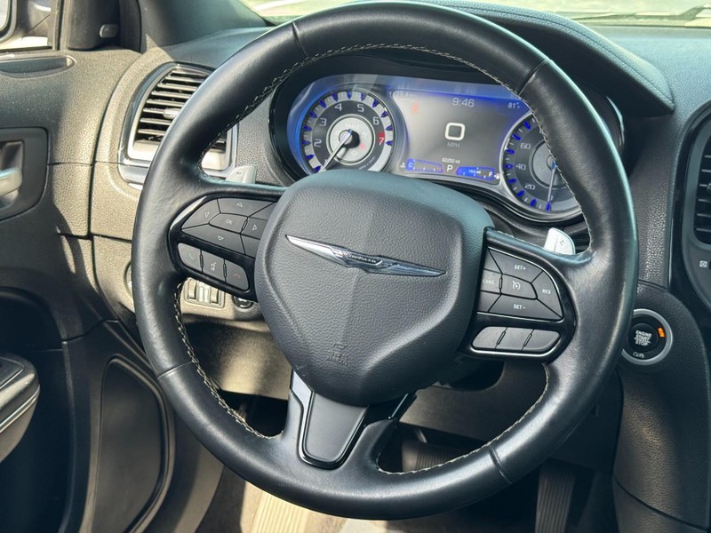 Chrysler 300 Vehicle Image 15