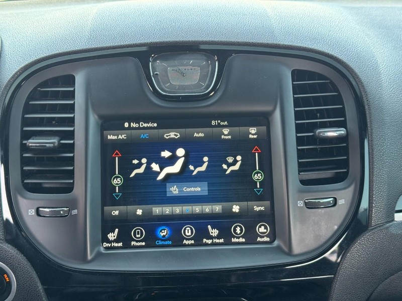 Chrysler 300 Vehicle Image 16