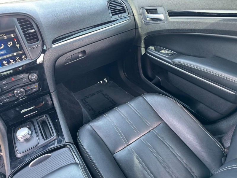 Chrysler 300 Vehicle Image 18