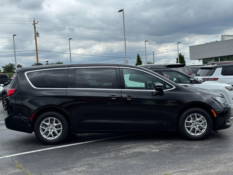 Chrysler Voyager Vehicle Image 02