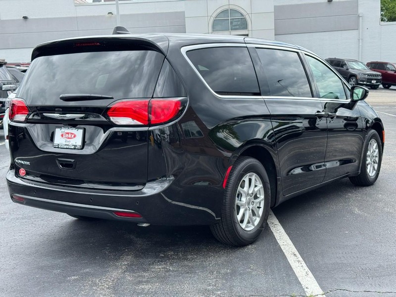 Chrysler Voyager Vehicle Image 03