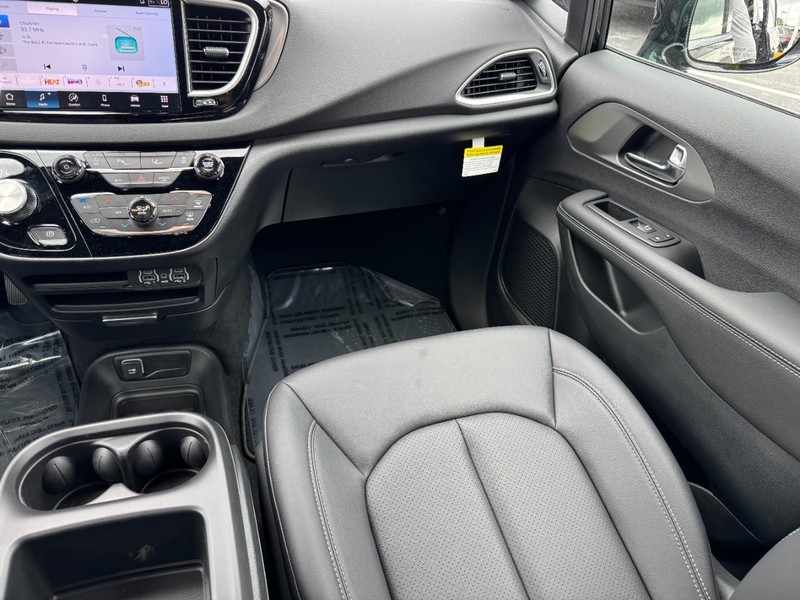 Chrysler Voyager Vehicle Image 24