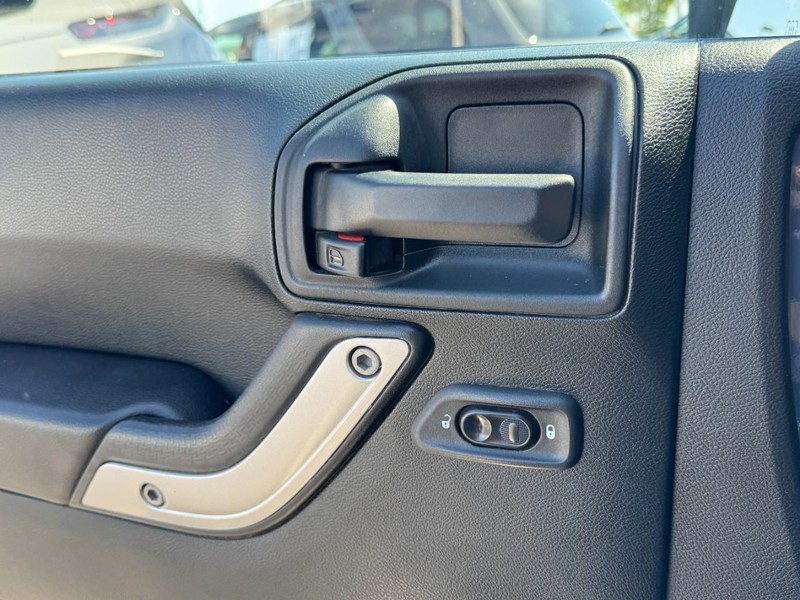 Jeep Wrangler Unlimited Vehicle Image 26