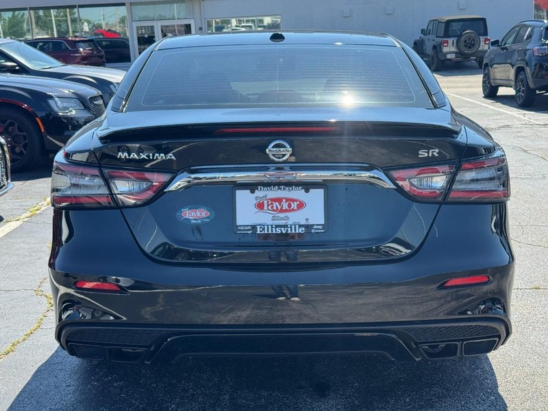 Nissan Maxima Vehicle Image 15