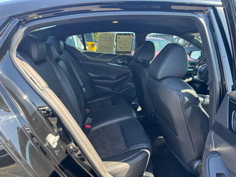 Nissan Maxima Vehicle Image 16
