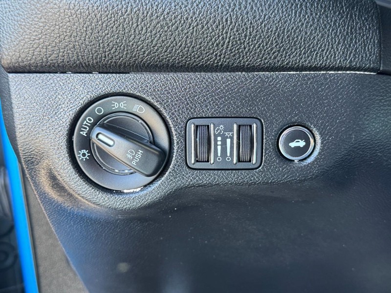 Dodge Challenger Vehicle Image 23