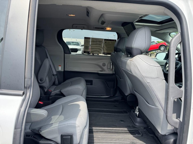 Toyota Sienna Vehicle Image 15