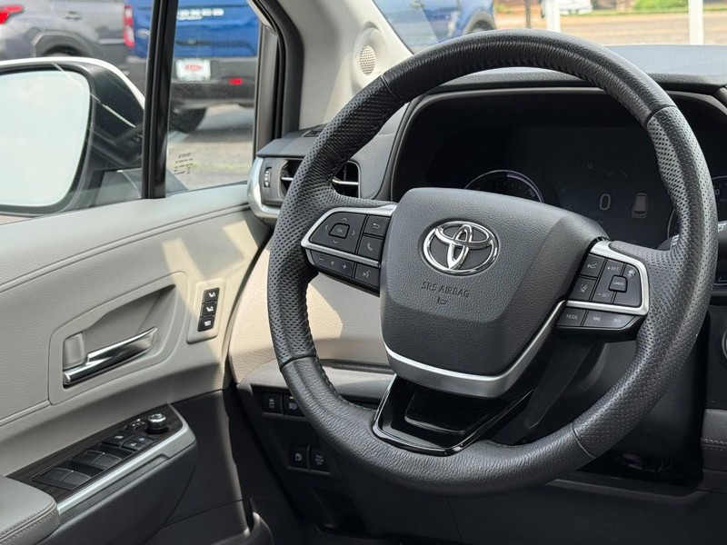 Toyota Sienna Vehicle Image 19