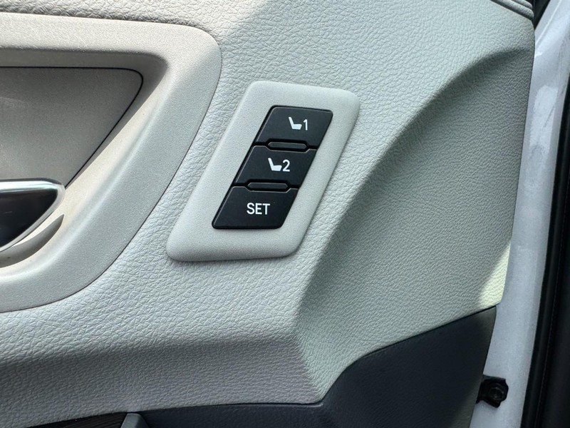 Toyota Sienna Vehicle Image 23