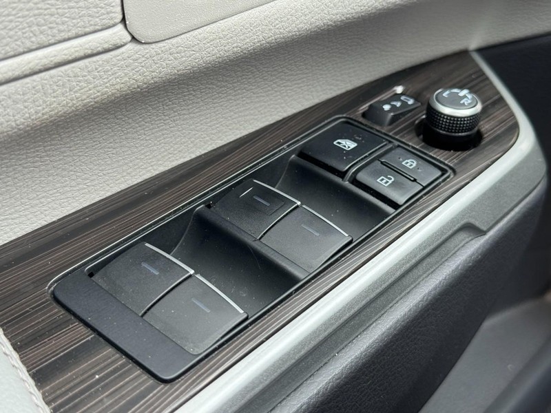 Toyota Sienna Vehicle Image 32